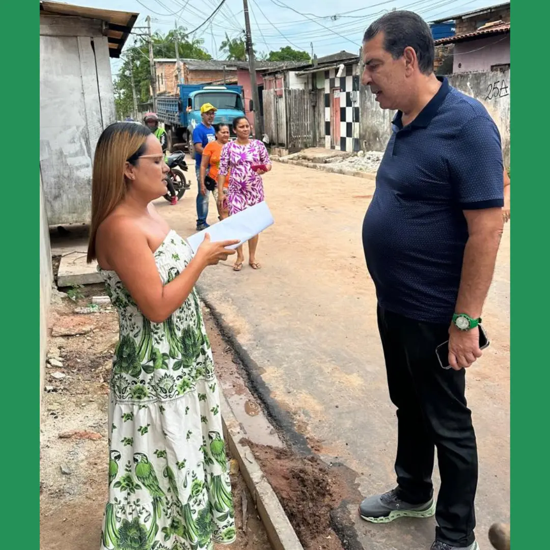 Zeca Pirão em visita à rua Opala, em Icoaraci.
