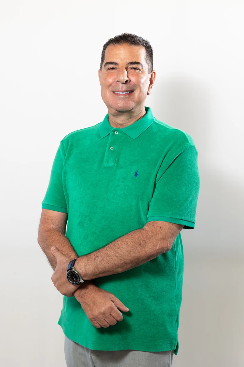 Retrato oficial de Zeca Pirão com camisa verde.
