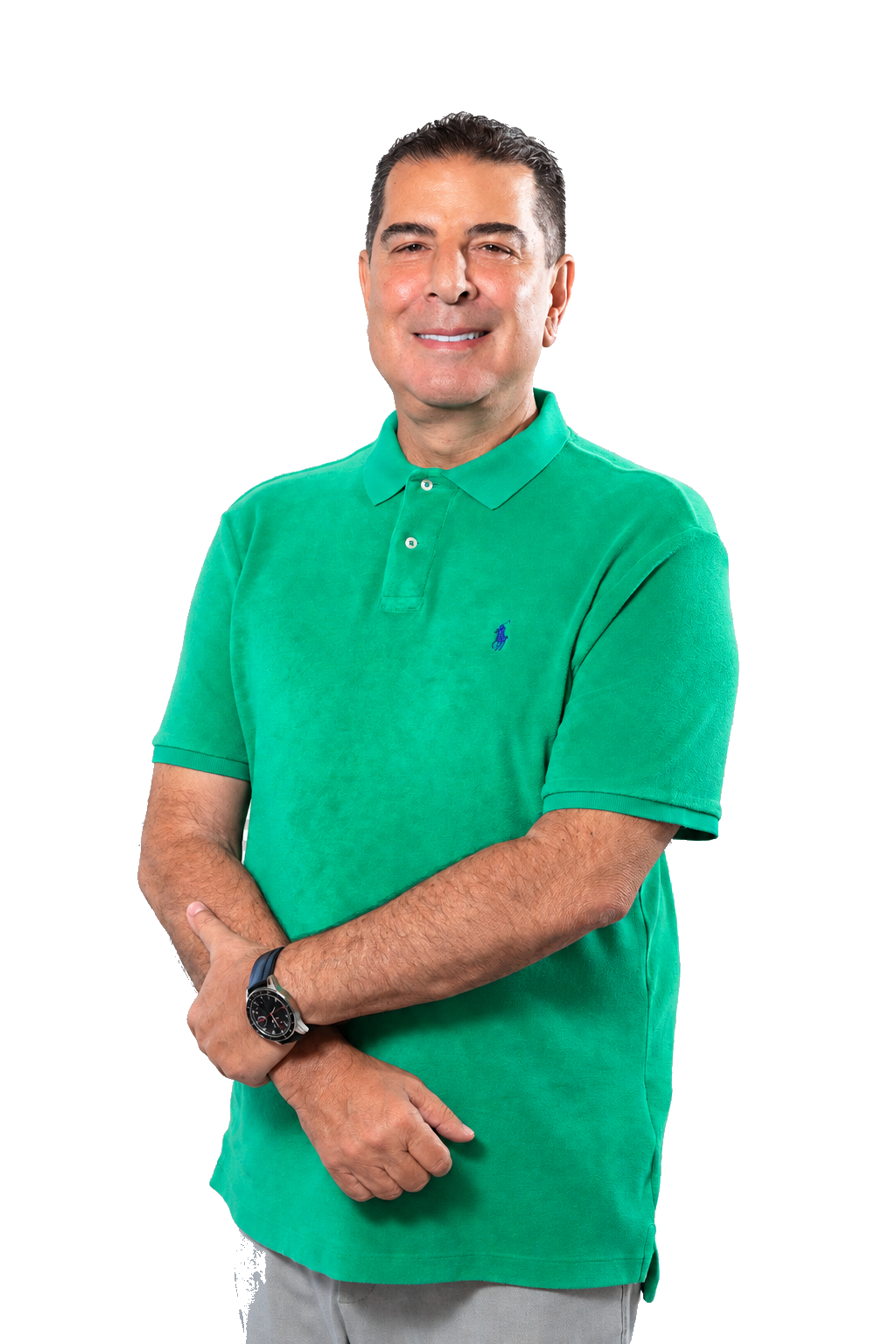 Retrato de Zeca Pirão com camisa verde e braços cruzados.